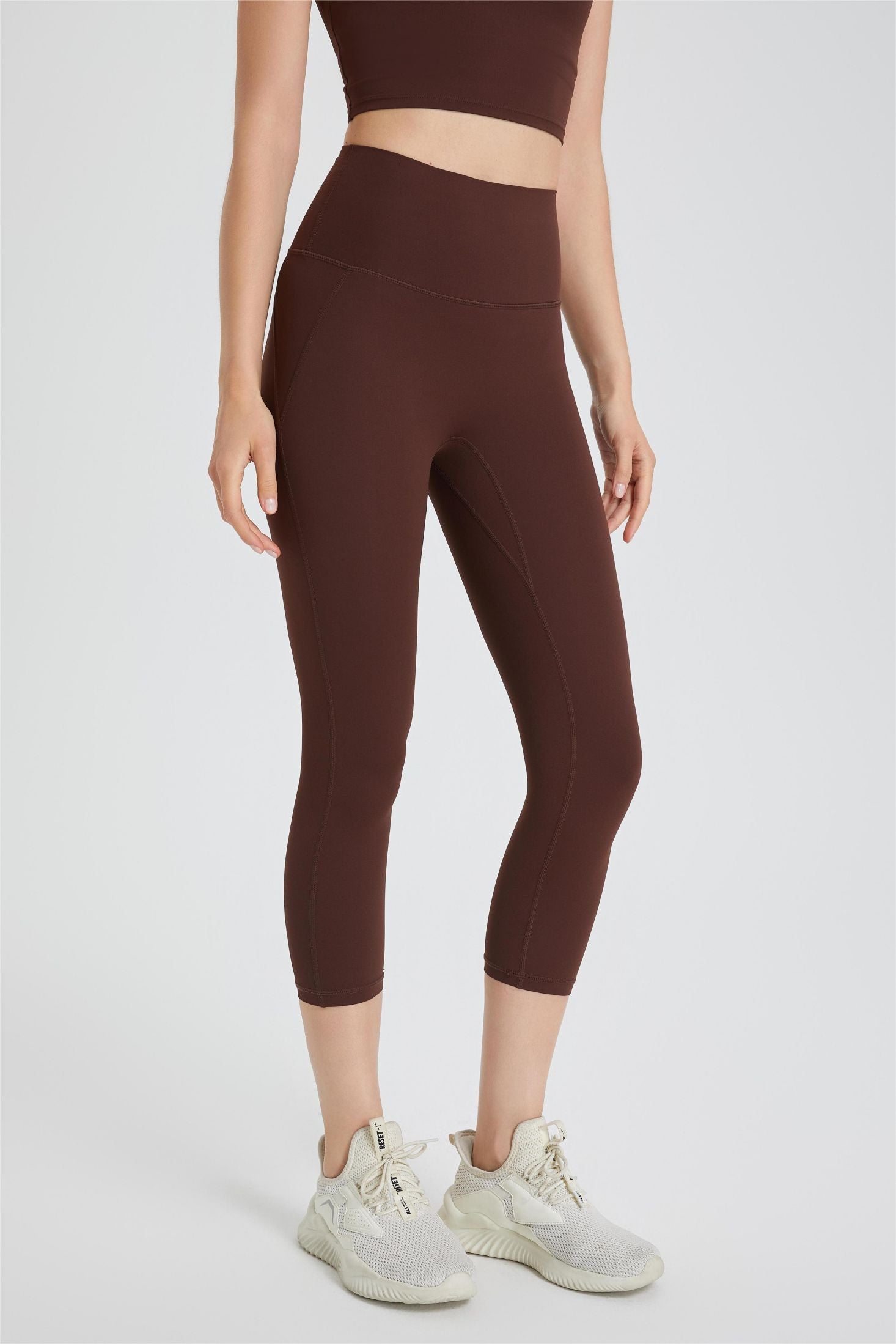 Women's Simplicity MID-Rise Capri Leggings 20' Light Olive Moves with:  Moisture-Wicking Fabric with Stretch Must-Have Features: Upf 50+ Material,  Hidden Pocket - China Sports Leggings and Yoga Leggings price
