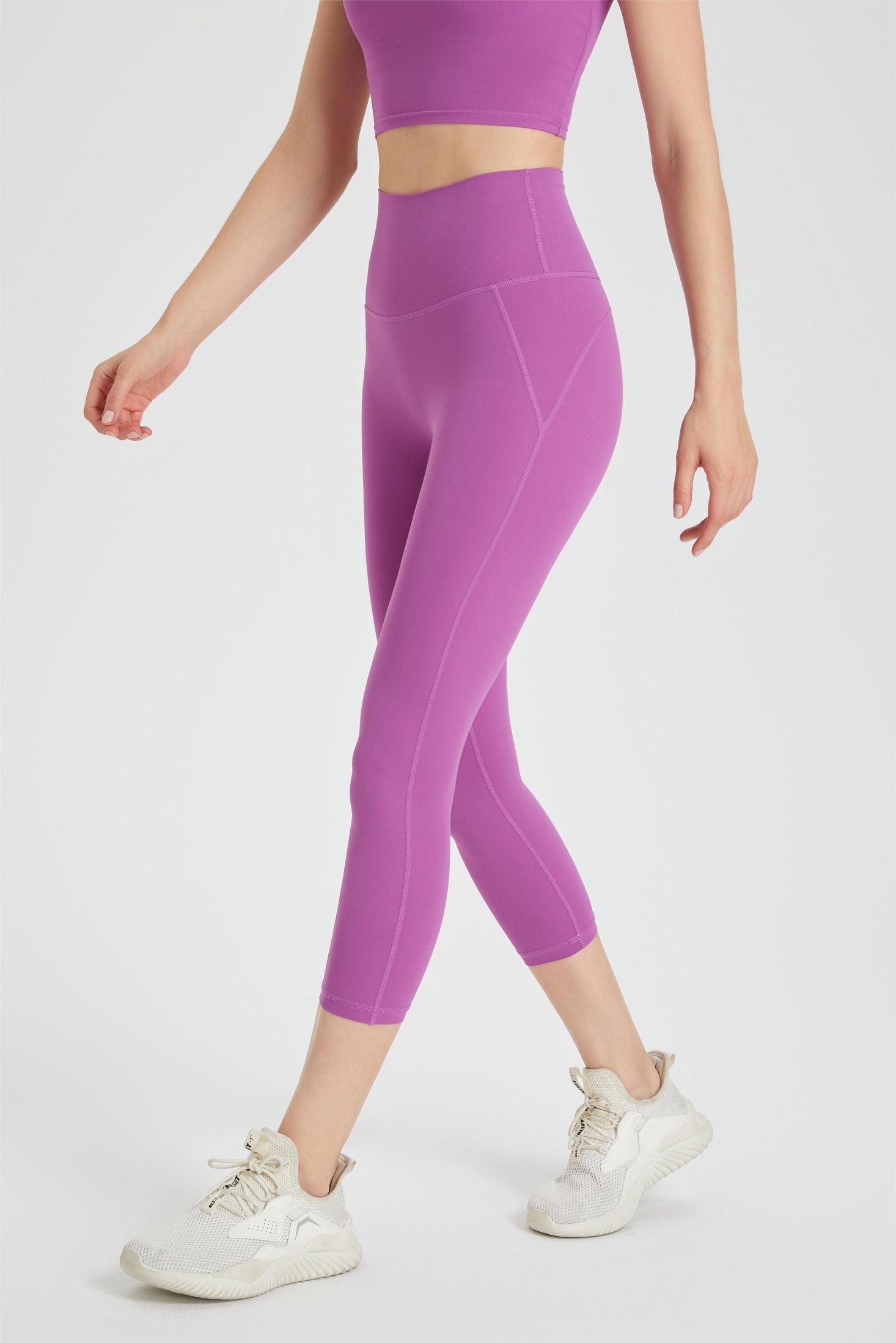 https://zioccie.com/cdn/shop/products/high-rise-no-front-seam-capri-leggings-for-women_4.jpg?v=1677077958